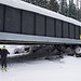Unter der Eisenbahnbrücke durch