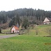 Rechts über der Kapelle der Martinshof, von wo her kirchliche Blasmusik ertönt