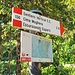 Einer der beiden Wegweiser (unterschiedliche Zeitangaben mit 4h bzw. 2h 10min)
