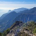 Ausblick vom Gipfel des Cima Mughera auf die Gardaseeberge des Westufers