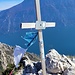 Das kleine Gipfelkreuz hoch über dem See