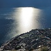 Der Gardasee glänzt in der Morgensonne, unten Limone sul Garda und gegenüber das Monte Baldo Massiv