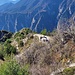 Blick vom Gipfel hinab zum Pausenplatz mit den Bänken