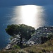 Blick hinab auf Limone und den Gardasee, im Hintergrund das Monte Baldo Massiv