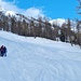 <b>Il percorso si sviluppa dapprima poco lontano dal fiume, su un terreno ondulato in radure golenali. Superato il Riale di Val d’Olgia la traccia, seguendo il sentiero estivo, si impenna nel bosco in direzione di Carnisc, un toponimo che designa “pascoli cespugliosi”, non troppo buoni. La copertura nevosa è abbondante, tuttavia, come quasi sempre, la discesa in questa zona non sarà semplicissima, in ogni caso non adatta ai principianti della disciplina, a causa di neve cartonata e irregolare, nonché per il superamento di tre slavine che hanno sbarrato il percorso con voluminosi blocchi ghiacciati.</b>