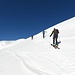 <b>Alle 10:09 entro in territorio piemontese accolto da un sole splendente: sembrerebbe primavera inoltrata. Mi immetto ora sulla traccia che a mezzacosta sale verso l’Helgenhorn (2837 m). </b>