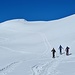 <b>Rimango sul percorso per venti minuti, quindi lo abbandono e risalgo il pendio verso la cima. La neve portante mi permette di guadagnare quota in fretta. Compio un ampio semicerchio in senso orario e poco dopo scorgo la meta. </b>
