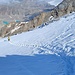 Das steile Schneefeld lässt sich mit Steigeisen wunderbar begehen