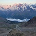 Blick auf die Weissmieshütte und die gegenüberliegende Mischabelgruppe