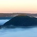 Der wolkenumwaberte Weigoldsberg.