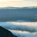 Blick zurück Richtung Türkheim mit Kirche. Bad Überkingen versinkt noch immer im Talnebel.
