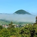 Nochmal der Weigoldsberg, weil er so schön ist. Davor Hausen im Filstal.