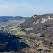 Blick vom Punkt "717 m" ca. 300 m westlich der ehemaligen Burg Bühringen bei Türkheim auf die Hausener Wand. Unten am Bildrand die historische Pumpstation, links der Bildmitte Hausen im Filstal. Bild vom 13. März 2022.