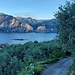 Schnell gewinnen wir an Höhe und erhalten einen tollen Blick auf den See und das Westufer