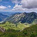 Blick von der Vorderen Schafwanne hinab in den Kessel, wo sich die Willersalpe befindet