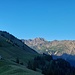 Zipfelsalpe, im Hintergrund das Daumenmassiv