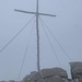Das Gipfelkreuz etwas unterhalb der Sarner Scharte