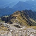 Blick vom Gipfel hinab zum Gratverlauf