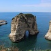 TAG 2 (1.3.) - بيروت (Bayrūt): <br /><br />Das Wahrzeichen der Stadt sind die beiden Taubenfelsen von denen der Eine ein Loch hat. Auf Arabisch heissen die Felsen صخرة الروشة  (Şakharah ar Ruwshah).