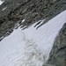 Ca. 150m unter dem Col de Tracuit wird früh im Jahr noch ein Schneefeld gequert, sieht hier steiler aus als es ist