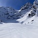 Spezialisten befuhren bereits die Gassenfurrgel [tour75173 Gassenfurggel-Zeinenfurggel-Bösbächirus] - heute wäre die Abfahrt definitiv machbar gewesen, lag doch durchgehend Schnee auch auf dem Band. Welcheswäre die Abfahrt definitiv machbar gewesen, lag doch durchgehend Schnee auch auf dem Band welches auf ca. 2000 Metern Höhe abzufahren ist. Siehe [https://www.hikr.org/gallery/photo4063015.html?post_id=193104 Hier]<br /><br />Sichtbar im Schnee zuvorderst sind auch die 2-4 überschneiten alten Skispuren, welche in Gichtung Gassenfurrgel abbogen.