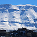 TAG 3 (2.3.) - بشري (Bisharrī): <br /><br />Aussicht vom Hotelbalkon  im Zoom auf den 1563m hoch gelegene Bergdorf   بقاع كفرا (Biqāʻ Kafrā). Es ist das am höchsten gelegne Dorf des Libanons mit Siedlungen bis 2000m hinauf.