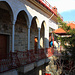 TAG 3 (2.3.): <br /><br />Ein 200 Jahre altes, renoviertes Gästehaus in بشري (Bisharrī). Es steht wenig oberhalb des Zentrums und die Türen stehen manchmal für einen Besuch offen.