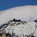 TAG 3 (2.3.): <br /><br />Aussicht von بشري (Bisharrī) im Zoom talaufwärts zum 2742m hohen قرنة الجمل  (Qurnah al Jamal). An der Flanke ist die eingeschneite Passstrasse zu erkennen, welche über den etwa 2680m hohen Pass ضهر الأرز  (Ḑahr al ʼArz) in die Bekaaebene (Arabisch وادي  البقاع / Wādī al Biqāʻ) geht.