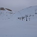 TAG 4 (3.3.): <br /><br />Von der Skistation sind zuerst etwa 750 Höhenmeter zu bewältigen, zuerst in etwas flacheren Teil über die Skipiste, danach über Spuren von Schneemobilen zwischen den beiden ganz nach Oben führenden, kaputten Sesselbahnen.