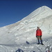 Ich auf dem Sattel zwischen Ost- und Hauptgipfel des Bishorn, der Gipfelaufschwung steilt sich ganz zum Schluss kurz bis 50° auf