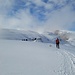 Wir folgen dem Weg der Skitourengeher und biegen dann nach rechts in Richtung Felsaufbau ab