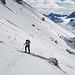 Immer wieder schauen Schotterpassagen aus dem Schnee hervor