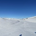 attraversare qui verso sinistra, si troverà una stradina che aggira il dosso e poi punta decisamente a destra
