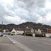 An der B28 in Gerhausen. Das Ortsbild wird stark vom Hörnle-Höhenzug geprägt.