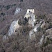 Blick rüber zur stauferzeitlichen Ruine Hohengerhausen, auch bekannt als "Rusenschloss". Dahinter der Knoblauchfels.