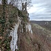 Gleich beim Schillerstein, hart an der Kante.