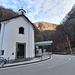 <b>È una bella domenica con temperature primaverili, che invita ad uscire di casa per una piacevole passeggiata in bicicletta.<br />Dal parcheggio di Arogno imbocco la Stráda da Valmára che sale verso la dogana. </b><br />