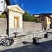 <b>Come d’abitudine, a Pellio Superiore mi concedo una sosta per un caffè al Bar Piazzetta, frequentato soprattutto dagli abitanti del villaggio.</b>