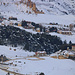 TAG 4 (3.3.): <br /><br />Aussicht im Zoom bei einer ersten kurzen Pause hinunter auf das Feriendorf الأرز (Al ʼArz) und den Zedernwald أرز الرب (ʼArz ar Rabb).