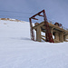 TAG 4 (3.3.): <br /><br />Die Bergstation des etwas kürzeren kaputten Sesselliftes steht auf etwas oberhalb 2700m. Das Gelände des kleinen legt sich nun für letzten immer noch steilen Höhenmeter zum beginn der Hochebene heisst وطاء المزراب (Waţāʼ al Mizrāb) etwas zurück.