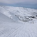 TAG 4 (3.3.): <br /><br />Blick hinunter zur Skistation auf die ersten steilen 700 Höhenmeter. Inzwischen habe ich die Höhe der gegenüber liegenden Gipfeln قرنة الجمل (2742m; Qurnah al Jamal) und قرنة مشرع النحل (2703m; Qurnah Mashraʻ an Naḩl) erreicht.