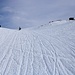 TAG 4 (3.3.): <br /><br />Nach etwa 2 steilen Stunden Aufstieg legte sich das Gelände endgültig zurück als ich die Schutzhütte auf 2820m am Beginn der Hochebene وطاء المزراب (Waţāʼ al Mizrāb) erreichte. 20m oberhalb ist die Bergstation des obersten kaputten Sessellifts zu sehen. Bei der Steinhütte ohne Türe und Fensterscheiben gönnte ich mir eine längere Trink- und Esspause.