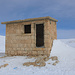 TAG 4 (3.3.): <br /><br />Die Steinhütte, wo ich nach den steilen Aufstieg eine Rast einlegte. Sie steht am Beginn der Hochebene وطاء المزراب (Waţāʼ al Mizrāb).