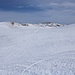 TAG 4 (3.3.):  <br /><br />Sicht auf den weiteren Routenverlauf von der Steinhütte nach dem steilen Aufstieg übers Skigebiet. Es folgt nun etwa 4km nahezu ebenes Gelände auf der Hochebene vom جبل المكمل (Jabal al Makmal). Ich brauchte nur im weiten Tal den Spuren von Schneemobilen zu folgen die rechts an der breiten Kuppe des 2932m hohen مشرع ترمس  (Mashraʻ Turmus) vorbei ziehen.
