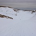 TAG 4 (3.3.): Rückblick auf etwa 3000m auf die eingeschneite Schuttrinne über die man das Gipfelplateau aus dem  Tal وطاء العيون (Waţāʼ al ʻUyūn) erreicht. Die Aussicht reicht nun um über die Begrenzung der Bergkette die Gipfeln vom Antilibanon. (Arabisch سلسلة جبل لبنان الشرقية / Silsilah Jabal Lubnān ash Sharqīyah) zu erkennen.