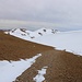 TAG 4 (3.3.): <br /><br />Rückblick wenig oberhalb vom Schneeschuhdepot vom Gipfelplateau auf die Dreitausender الزنانير (3069m; Az Zanānīr) und قرنة فهد  (3042m; Qurnah Fahd).