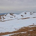 TAG 4 (3.3.) - القرنة السوداء (3088m; Al Qurnah as Sawdāʼ): <br /><br />Gipfelaussicht nach Süden zu den beiden benachbarten Dreitausender الزنانير (3069m; Az Zanānīr) und قرنة فهد (3042m; Qurnah Fahd). Links im Bild ist die Grenze zu Syrien mit dem Gebirge des Antilibanons zu sehen. Auf Arabisch heisst der Antilibanon سلسلة جبل لبنان الشرقية (Silsilah Jabal Lubnān ash Sharqīyah).