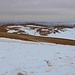 TAG 4 (3.3.) - القرنة السوداء (3088m; Al Qurnah as Sawdāʼ): <br /><br />Gipfelaussicht etwas herangezoomt auf die höchsten beiden Gipfel des Antilibanons (Arabisch سلسلة جبل لبنان الشرقية / Silsilah Jabal Lubnān ash Sharqīyah). Die beiden höchsten Berge des Gebirges rechts am Horizont im Bild stehen in Syrien, es sind der جبل الاثنين (2625m; Jabal al Ithnayn) und طلعت موسى (2613m; Ţalʻat Mūsā).