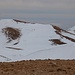 TAG 4 (3.3.) - القرنة السوداء (3088m; Al Qurnah as Sawdāʼ): <br /><br />Gipfelaussicht im Zoom auf Libanons zweit- und dritthöchste Berge, الزنانير (3069m; Az Zanānīr) und قرنة فهد (3042m; Qurnah Fahd). Dazwischen ist der höchste Berg Syriens in der Ferne zu sehen, es ist der 2814m hohe جبل الشيخ (Jabal ash Shaykh).