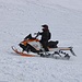 TAG 4 (3.3.): <br /><br />Als ich eine Rast vor dem finalen Abstieg bei Schutzhütte machte, traf ich doch noch zwei Meute unterwegs. Die beiden gönnten sich den Luxus eines Schneemobils und dröhnten an mir vorbei in Richtung القرنة السوداء (Al Qurnah as Sawdāʼ). Mit zu viel Geld hätte ich mir auch ein Schneemobil leihen können, doch zu nur Fuss ist der Berg richtig bestiegen.